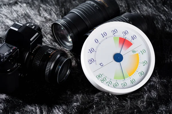 Termometer Analog Putih Dan Hygrometer Dengan Peralatan Fotografi Lensa Dan — Stok Foto