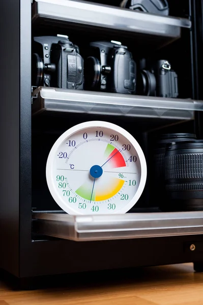 Weiße Analoge Thermometer Und Hygrometer Mit Fotoausrüstung Objektive Und Kameraausrüstung — Stockfoto