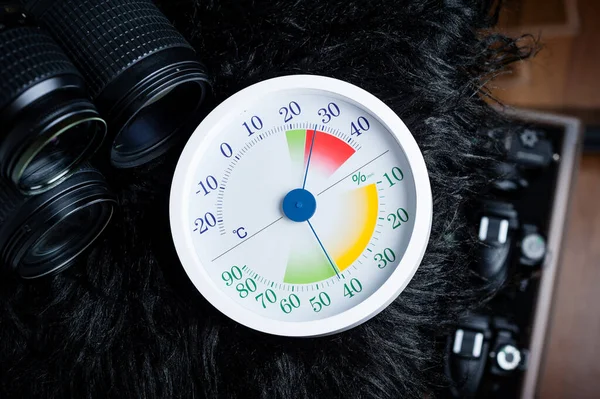 Termômetro Analógico Branco Higrômetro Com Equipamentos Fotografia Lentes Equipamentos Câmera — Fotografia de Stock