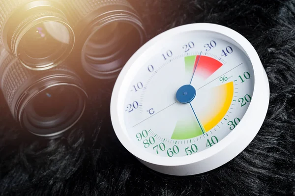 Weiße Analoge Thermometer Und Hygrometer Mit Fotoausrüstung Objektive Und Kameraausrüstung — Stockfoto