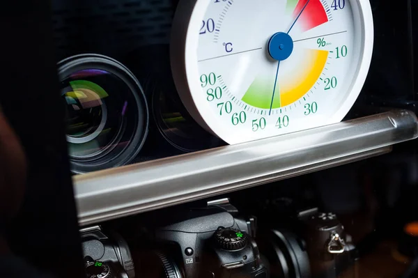 Weiße Analoge Thermometer Und Hygrometer Mit Fotoausrüstung Objektive Und Kameraausrüstung — Stockfoto