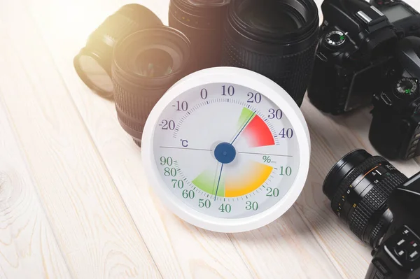 Termometer Analog Putih Dan Hygrometer Dengan Peralatan Fotografi Lensa Dan — Stok Foto