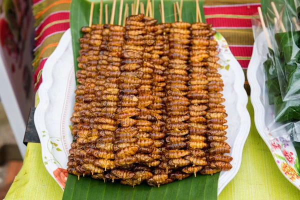 在泰国的街头市场上卖了很多炸蚕蛹棒 昆虫是高蛋白食物 — 图库照片