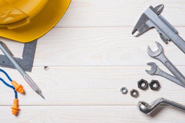 Arkaplan ve grafik tasarımı için alanı olan beyaz ahşap tahta üzerinde sanayi nesnelerinin düz yatağı