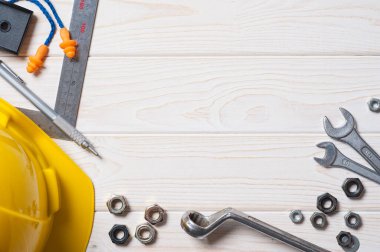 Arkaplan ve grafik tasarımı için alanı olan beyaz ahşap tahta üzerinde sanayi nesnelerinin düz yatağı