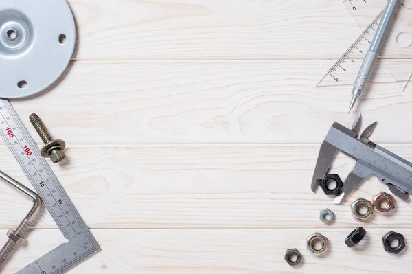 Arkaplan ve grafik tasarımı için alanı olan beyaz ahşap tahta üzerinde sanayi nesnelerinin düz yatağı