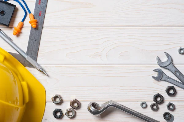 Arkaplan ve grafik tasarımı için alanı olan beyaz ahşap tahta üzerinde sanayi nesnelerinin düz yatağı