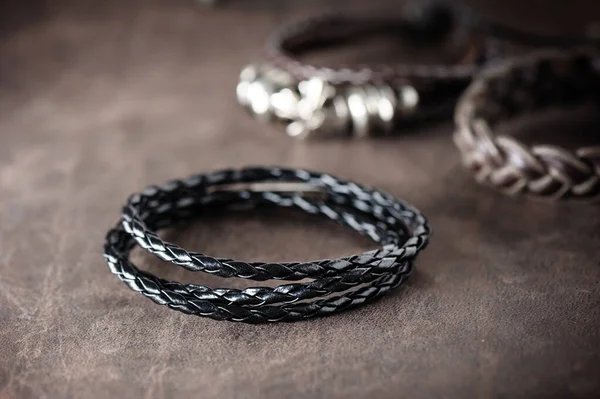 Primer Plano Brazalete Cuero Trenzado Negro Para Hombres Estilo Casual —  Fotos de Stock