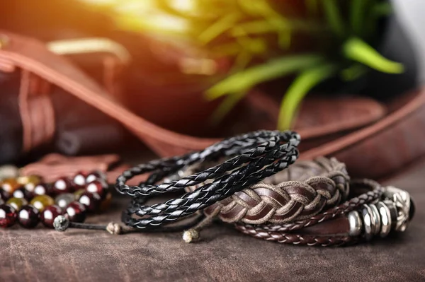 Nahaufnahme Lederarmbänder Für Männer Lässige Accessoires Für Männer Geringe Tiefenschärfe — Stockfoto