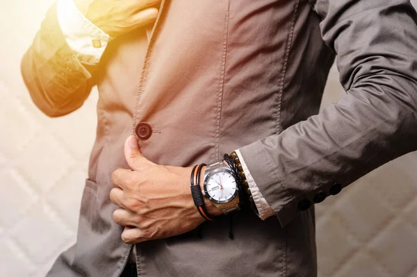 Fechar Pulso Homem Usando Pulseiras Relógio Pulso Estilo Casual Acessórios — Fotografia de Stock