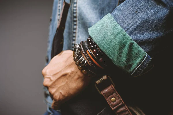 Man Jean Jas Draagt Armbanden Casual Stijl Van Mannen Accessoires — Stockfoto