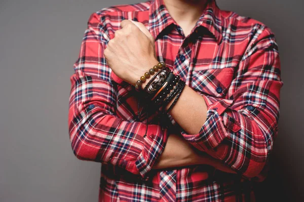 Der Mann Roten Hemd Trägt Armbänder Lässige Männer Accessoires Geringe — Stockfoto