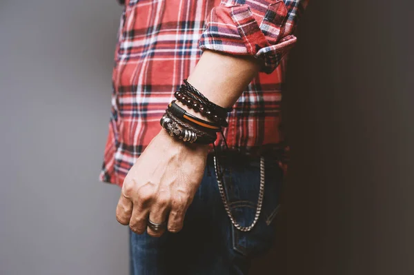 Hombre Camisa Roja Con Pulseras Estilo Casual Los Hombres Accesorios —  Fotos de Stock