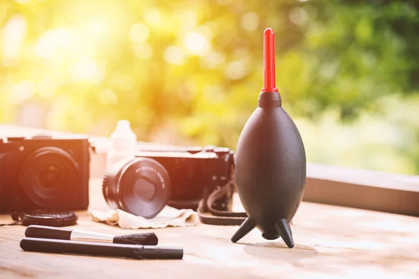 Cuidado Cámara Lente Kits Limpieza Cámara Engranajes Cámara Escritorio Madera —  Fotos de Stock