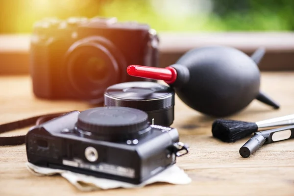 Câmera Lente Cuidado Kits Limpeza Câmeras Engrenagens Câmera Mesa Madeira — Fotografia de Stock