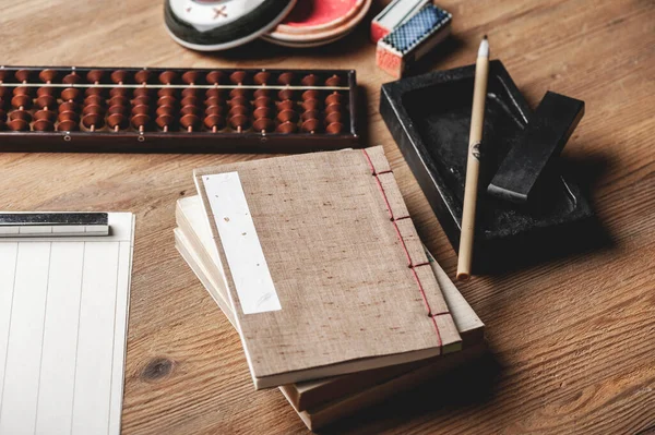 Estilo Vintage Primer Plano Fijación Puñalada Japonesa Escritorio Madera —  Fotos de Stock