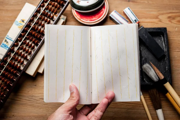 Primo Piano Stile Vintage Giapponese Pugnalata Vincolante Mano Leggere Libro — Foto Stock