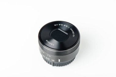 BANGKOK, THAILAND - 28 Haziran 2017: Nikon 1 atlı Siyah 1 Nikkor 10-30 mm. Nikon 1 bağlantısı Nikon tarafından geliştirilen bir tür değiştirilebilir lens montajıdır.