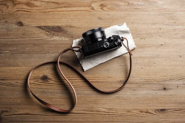 Estilo Vintage Câmera Digital Sem Espelho Com Pulseira Couro Isolado — Fotografia de Stock