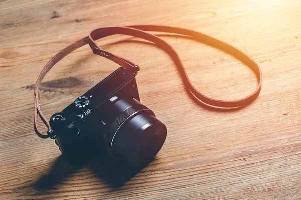 Estilo Vintage Câmera Digital Sem Espelho Com Pulseira Couro Isolado — Fotografia de Stock