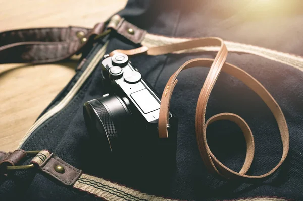 Nahaufnahme Vintage Stil Der Digitalen Spiegellosen Kamera Mit Lederarmband — Stockfoto