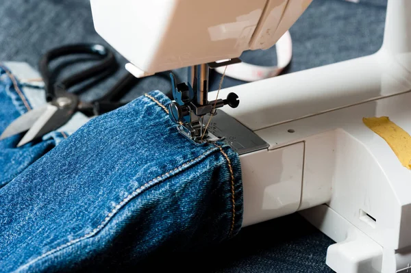 Naaien Indigo Denim Jeans Met Naaimachine Kledingstuk Industrieel Concept — Stockfoto