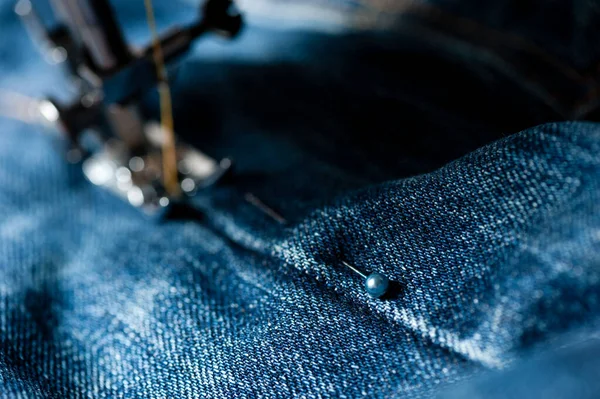 Naaien Indigo Denim Jeans Met Naaimachine Kledingstuk Industrieel Concept — Stockfoto