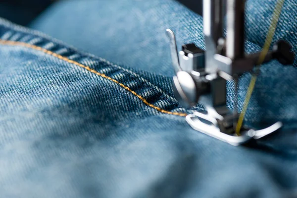 Indigo Jeans Nähen Mit Nähmaschine Bekleidungsindustrie Konzept — Stockfoto