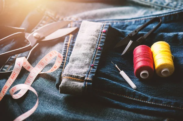 Indigo Denim Stoff Mit Nähgeräten Industrielles Bekleidungskonzept — Stockfoto