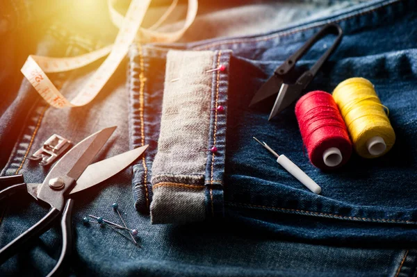 Indigo Denim Stoff Mit Nähgeräten Industrielles Bekleidungskonzept — Stockfoto