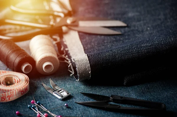 Tissu Indigo Denim Avec Équipements Couture Vêtement Concept Industriel — Photo