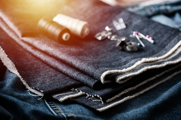 Indigo Denim Stoff Mit Nähgeräten Industrielles Bekleidungskonzept — Stockfoto