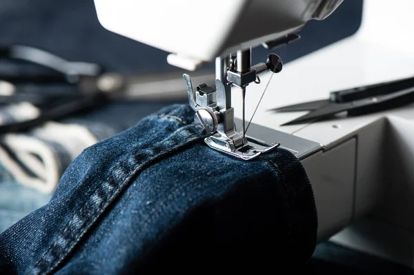 Indigo Denim Stof Met Naaigarnituur Kledingstuk Industrieel Concept — Stockfoto