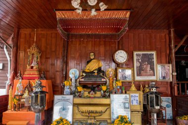 LOEI, THAILAND - 04 Aralık 2016: Chiang Khan halkının önemli dini yerlerinden biri olan Wat Sri Khun Muang veya Wat Yai 'de saygı ve dua için heykeller.