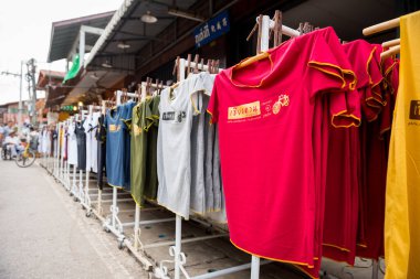 LOEI, THAILAND - 4 Aralık 2016: Chiang Khan adlı tişört Tayland 'ın Loei ilçesindeki Chiang Khan yürüyüş sokağındaki en popüler hediyeliklerden biri..
