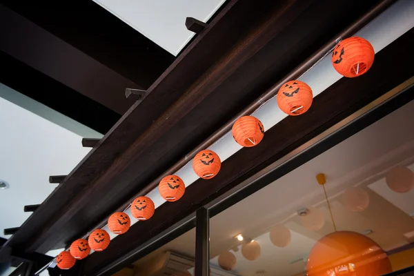 Orangefarbene Laterne mit Halloween-Gesicht — Stockfoto