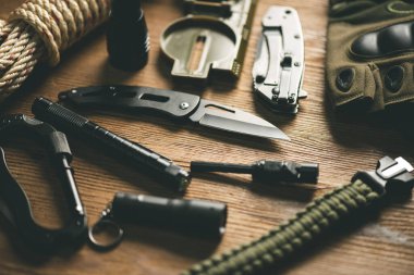 Taktiksel nesneler, askeri teçhizatlar. Katlanan bıçağa odaklan.