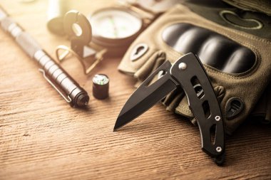 Taktiksel nesneler, askeri teçhizatlar. Katlanan bıçağa odaklan.