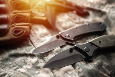 Taktiksel nesneler, askeri teçhizatlar. Katlanan bıçağa odaklan.