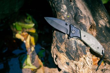 Siyah bıçaklı taktik dijital kamuflaj bıçağı. Katlanan bıçak her gün taşır.