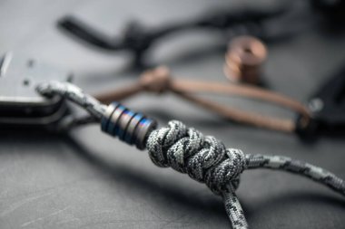 Paraşüt ipinden örülen bıçak ipini kapatın..