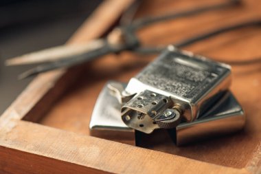 Fırçalanmış krom çakmağa ve sığ alan derinliğine odaklan. Çakmak, erkekler için günlük bir eşya taşımaktır..