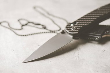 Katlanan bıçak, siyah bıçak ve karbon fiber saplı..