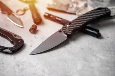 Katlanan bıçak, siyah bıçak ve karbon fiber saplı..