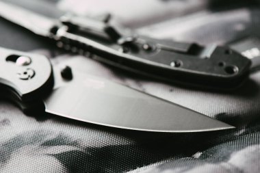 Katlanan bıçak, siyah bıçak ve karbon fiber saplı..