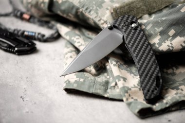 Katlanan bıçak, siyah bıçak ve karbon fiber saplı..