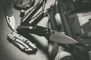 Katlanan bıçak, siyah bıçak ve karbon fiber saplı..