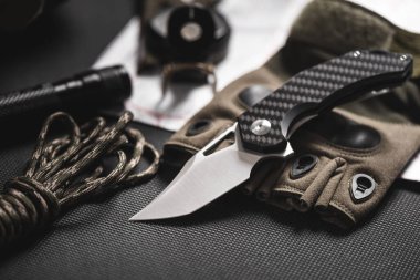 Paslanmaz çelik bıçak ve karbon fiber saplı katlanmış bıçak. Erkekler için EDC.