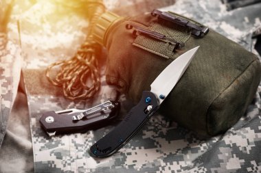 Paslanmaz çelik bıçaklı ve G10 saplı katlanmış bıçak. Erkekler için EDC.