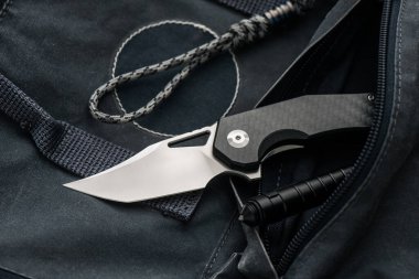 Paslanmaz çelik bıçak ve karbon fiber saplı katlanmış bıçak. Erkekler için EDC.